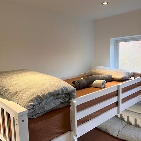 1 Bedroom & Bathroom Dorney Kültér fotó