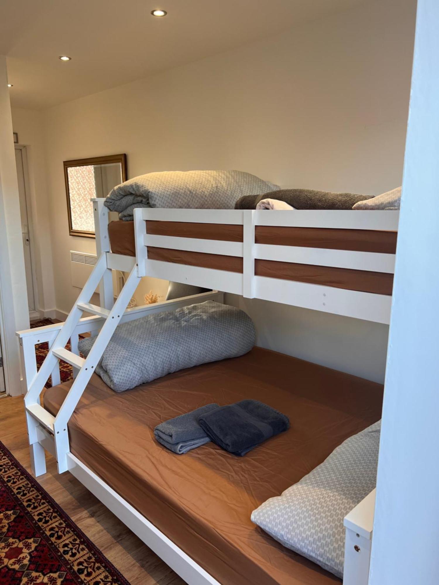 1 Bedroom & Bathroom Dorney Kültér fotó